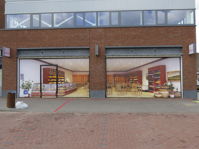 907255 Afbeelding van twee grote etalagefoto's in de winkelpui van een leegstaande winkelruimte in het nieuwe ...